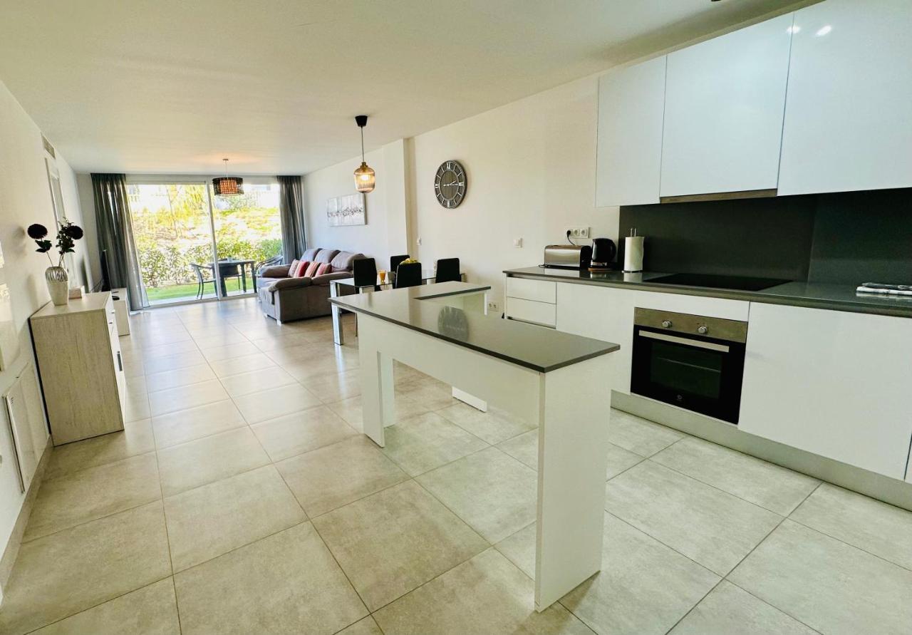 2-Bedroom-Apartment With A Terrace, Pool, Gym มาลากา ภายนอก รูปภาพ