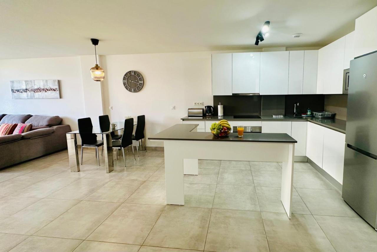 2-Bedroom-Apartment With A Terrace, Pool, Gym มาลากา ภายนอก รูปภาพ