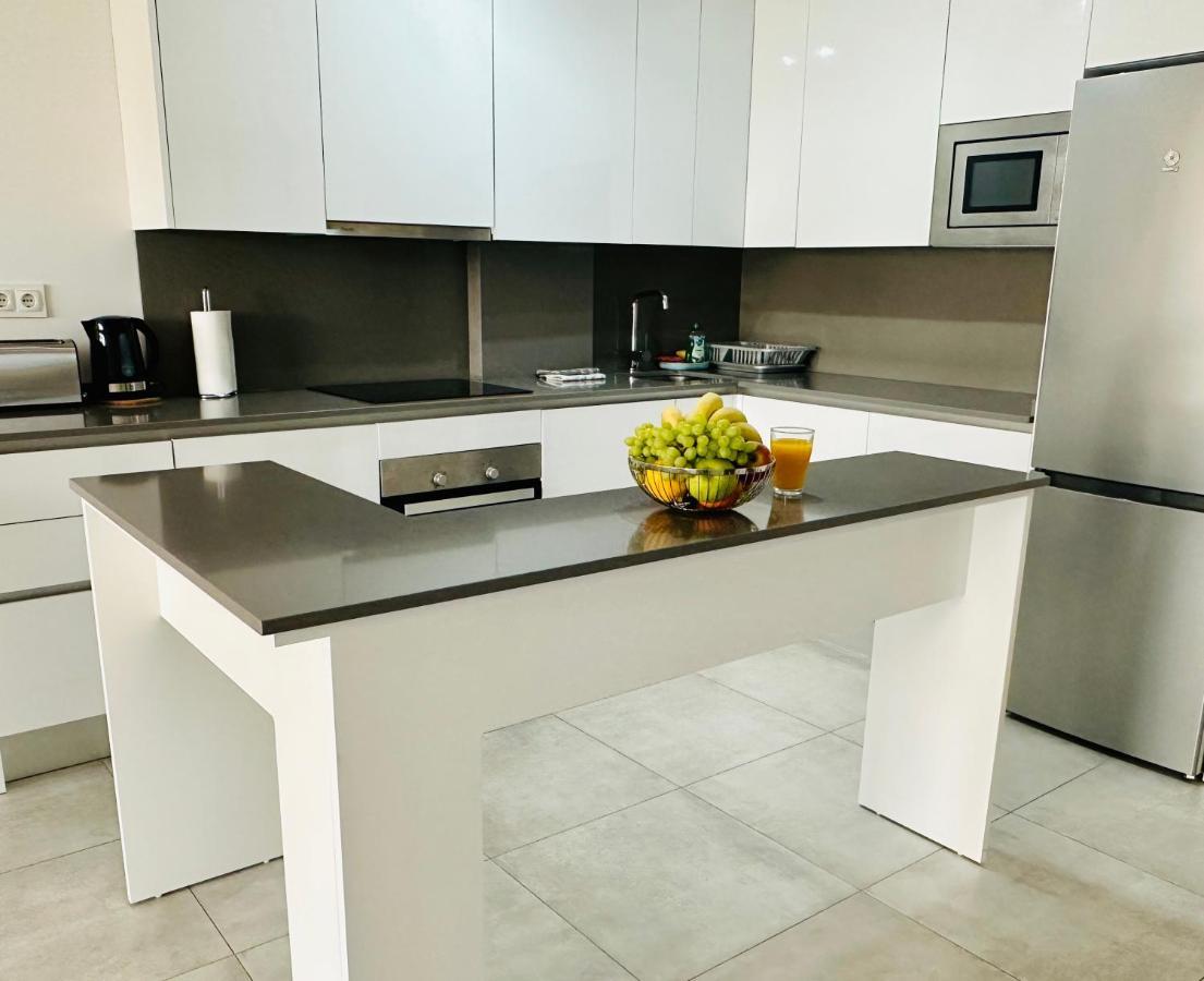 2-Bedroom-Apartment With A Terrace, Pool, Gym มาลากา ภายนอก รูปภาพ